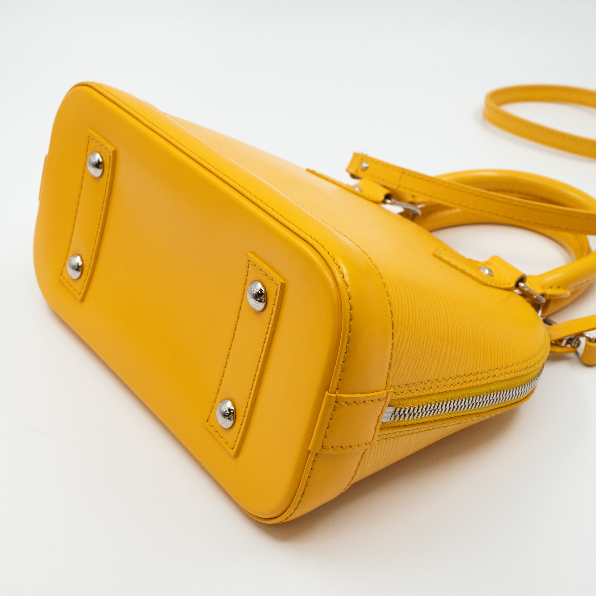 Large Louis Vuitton Alma handbag in vanilla epi leather. Yellow ref.662944  - Joli Closet