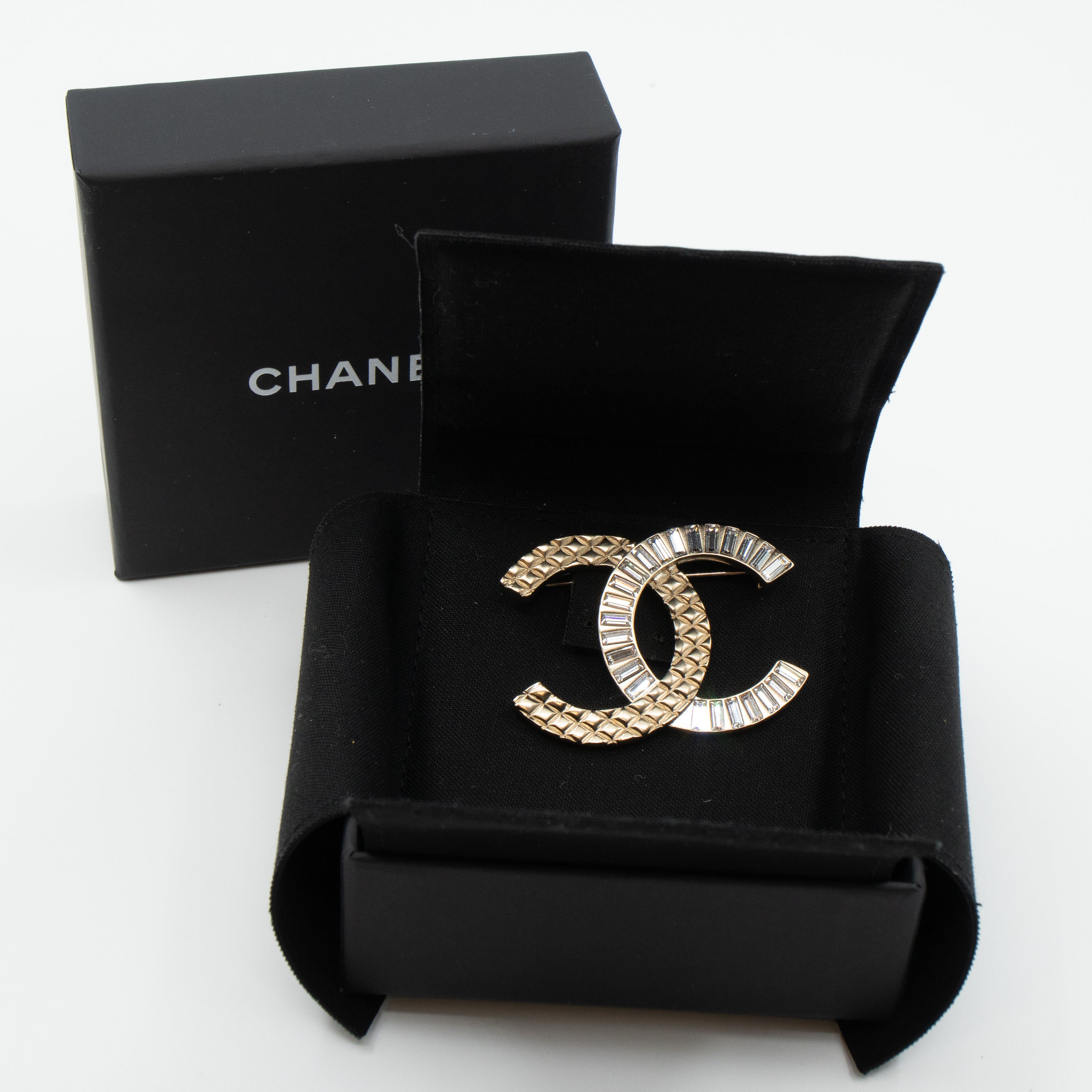Chanel – CC Brooch Crystal Light Gold – Queen Station