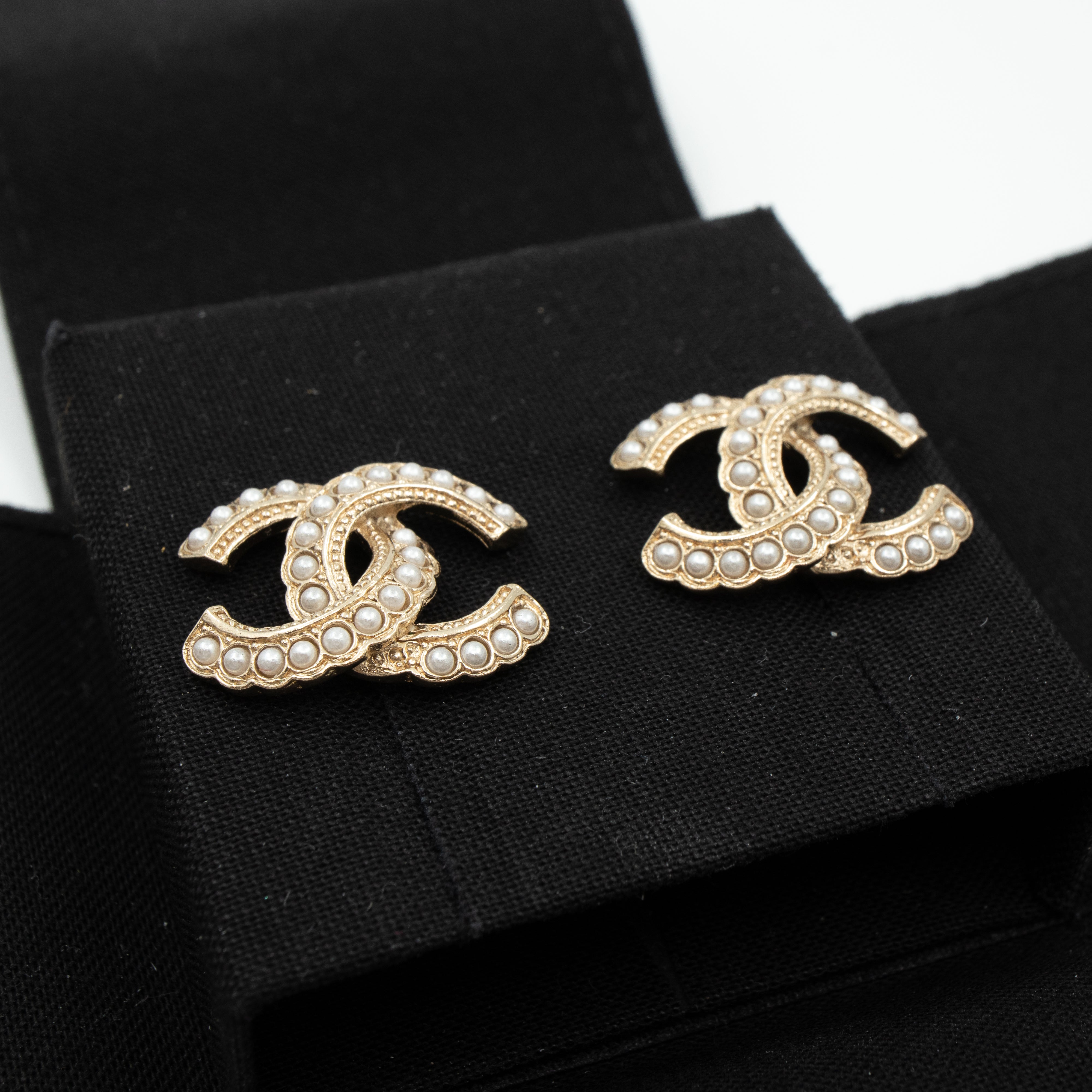 CC Pearl Earrings Light Gold