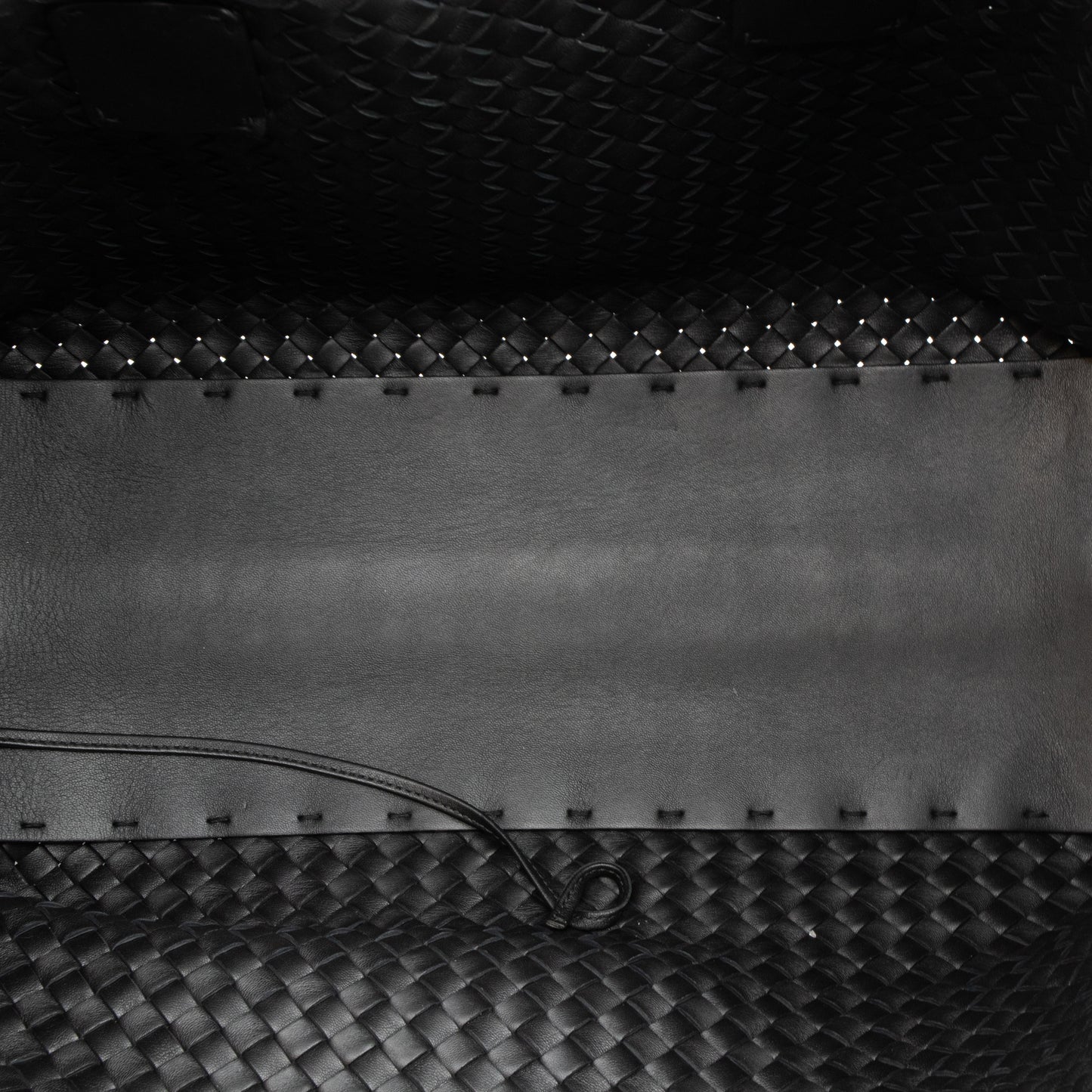 Intrecciato Cabat Tote Large Black Leather