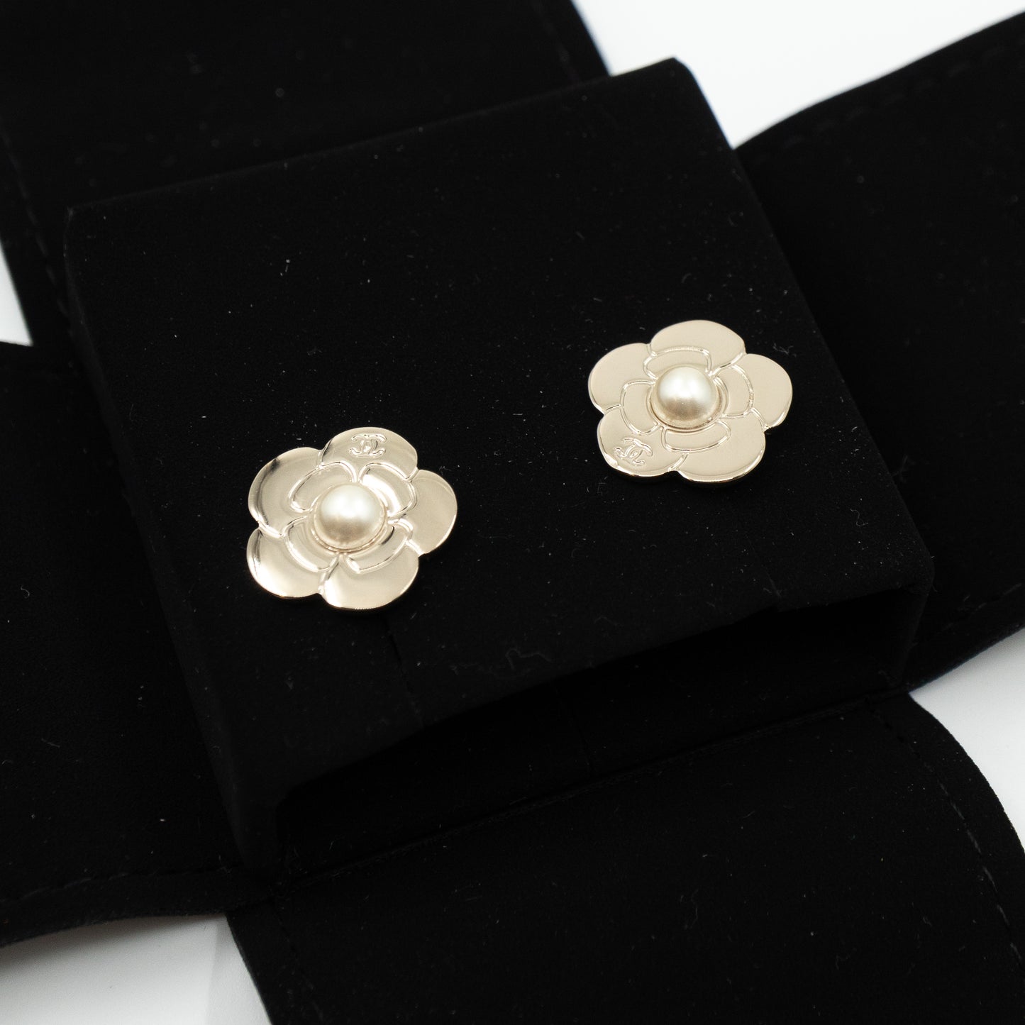 Camellia Pearl Earrings Light Gold