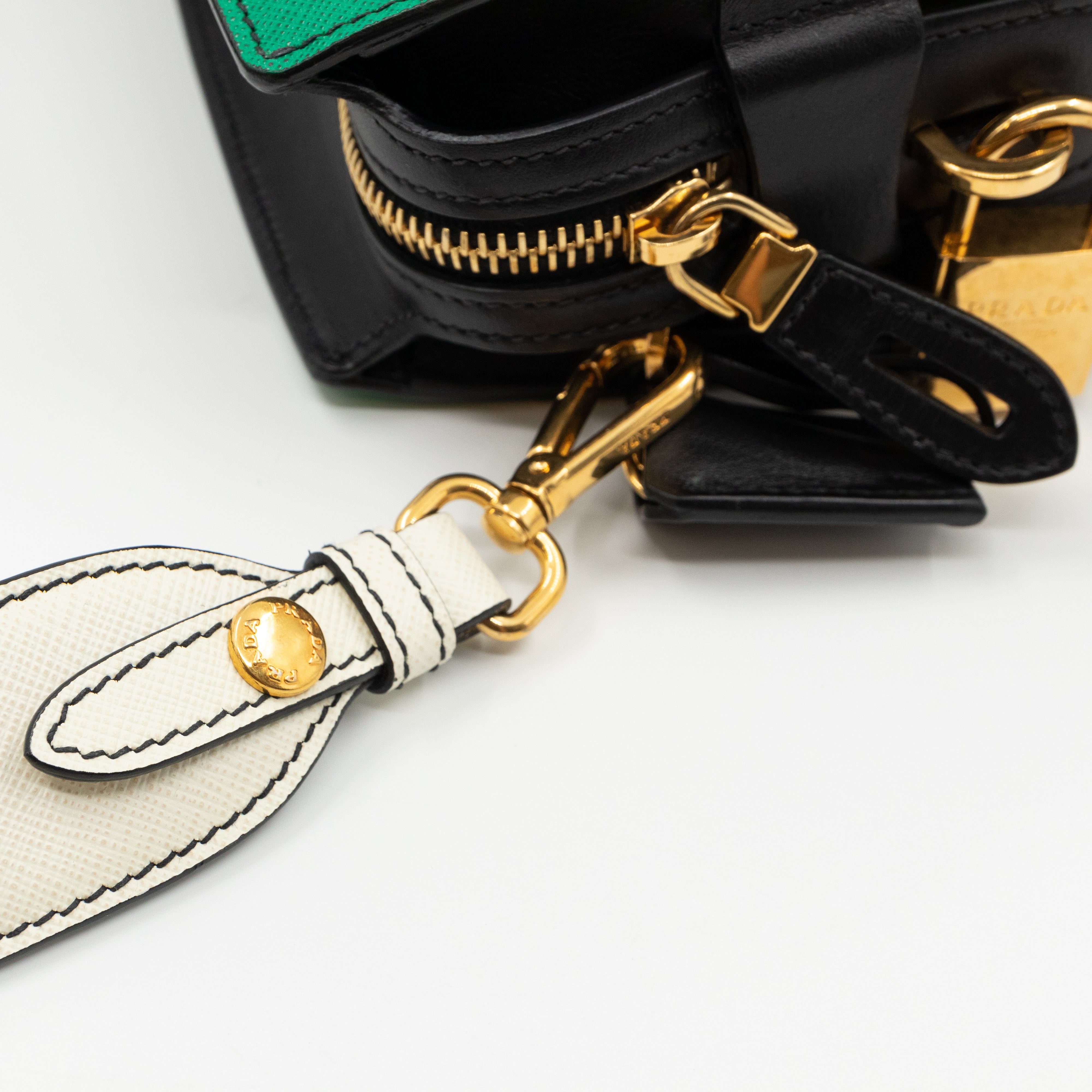 Esplanade Shoulder Bag Greche Black Leather