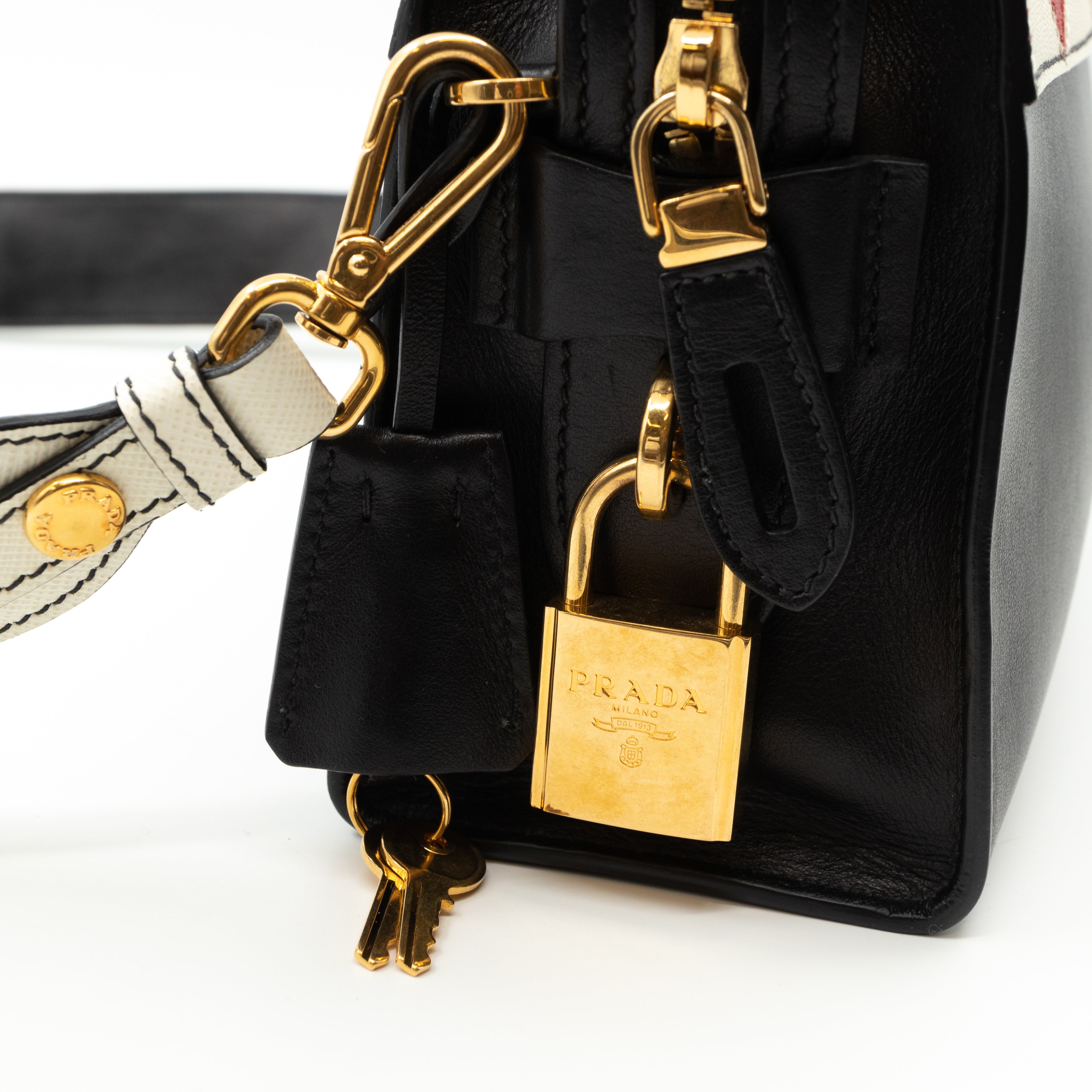 Esplanade Shoulder Bag Greche Black Leather