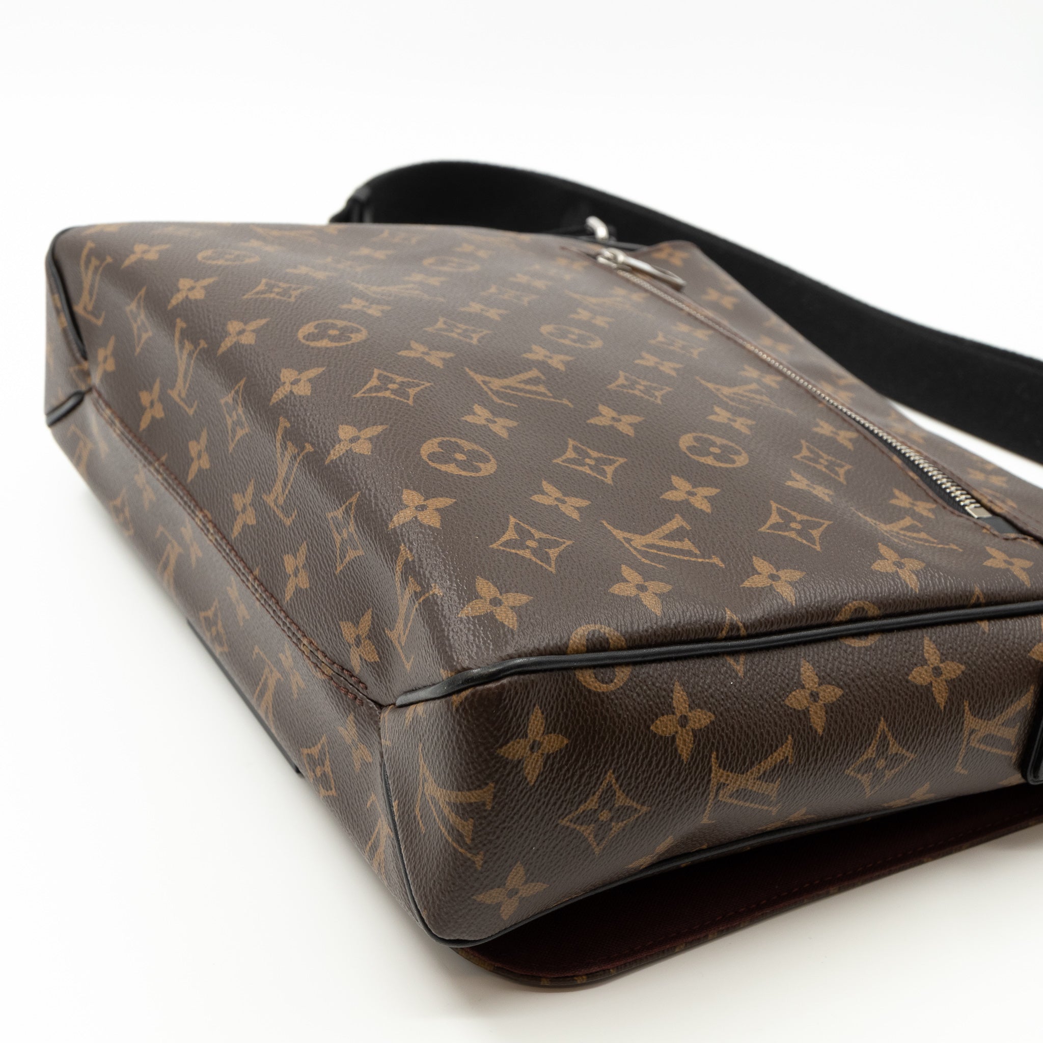 Louis vuitton district online mm monogram