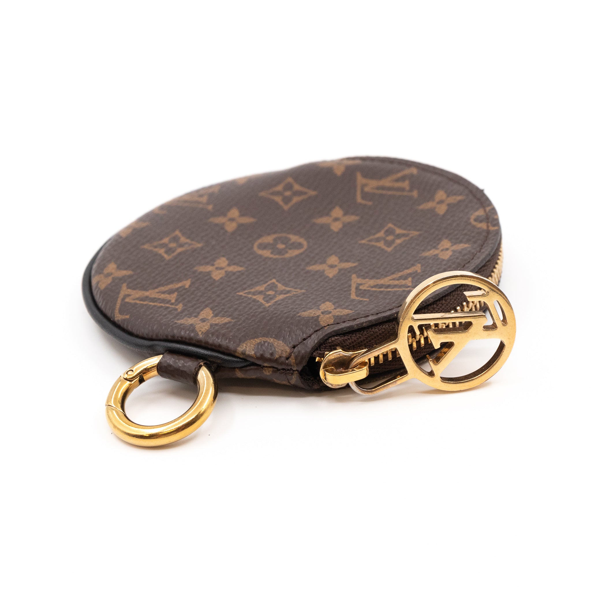 Round Louis Vuitton wallet |