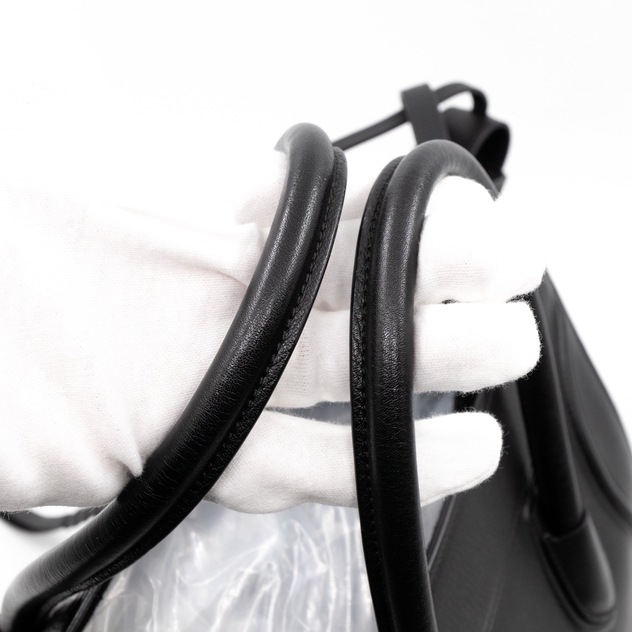 Phantom Medium Luggage Black Leather