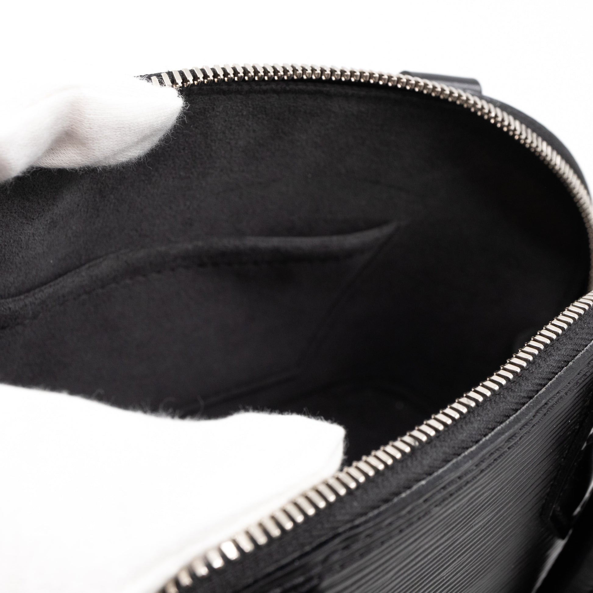 Alma bb leather handbag Louis Vuitton Black in Leather - 34059606