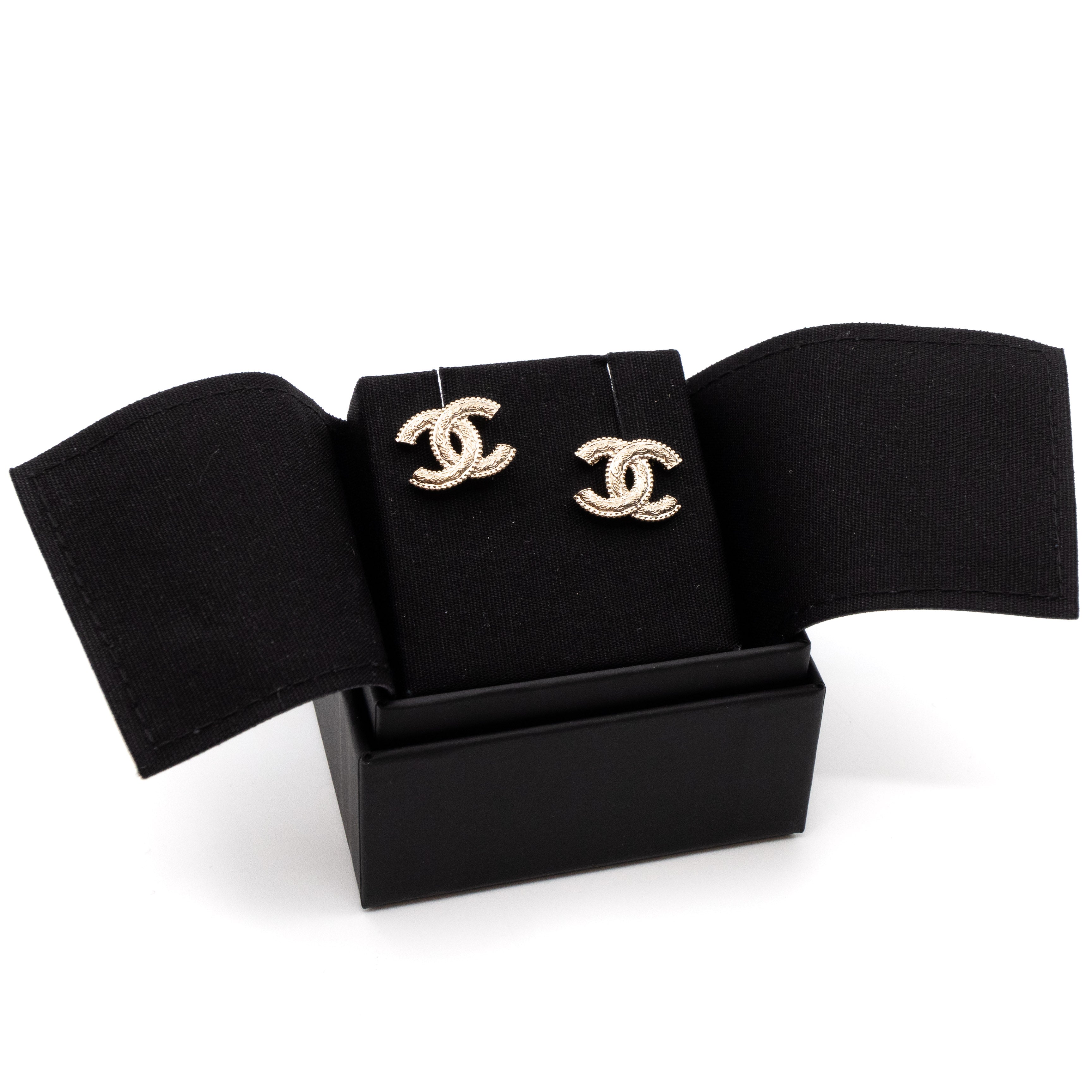 CC Lace Engraved Earrings Light Gold