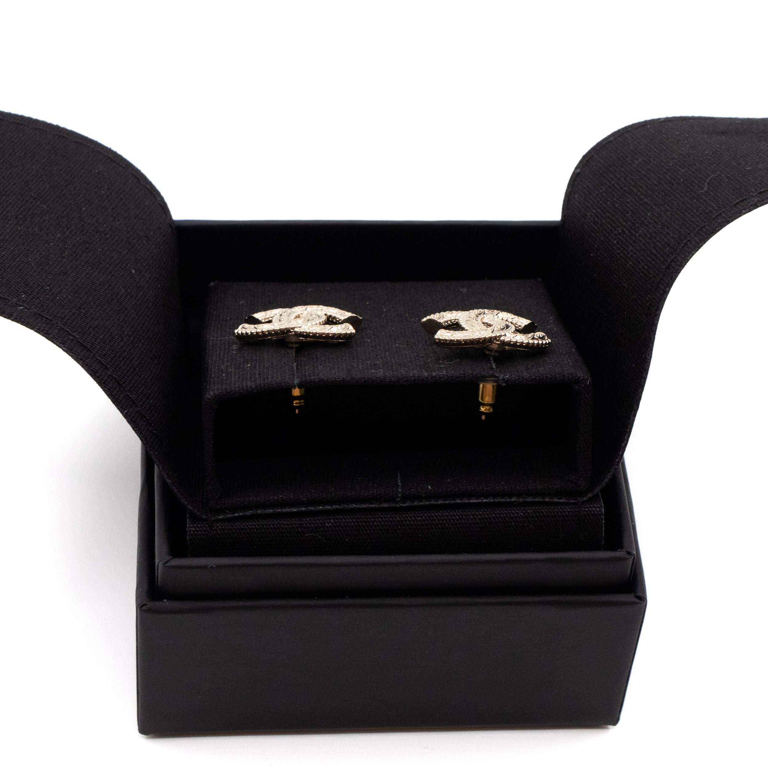 CC Lace Engraved Earrings Light Gold