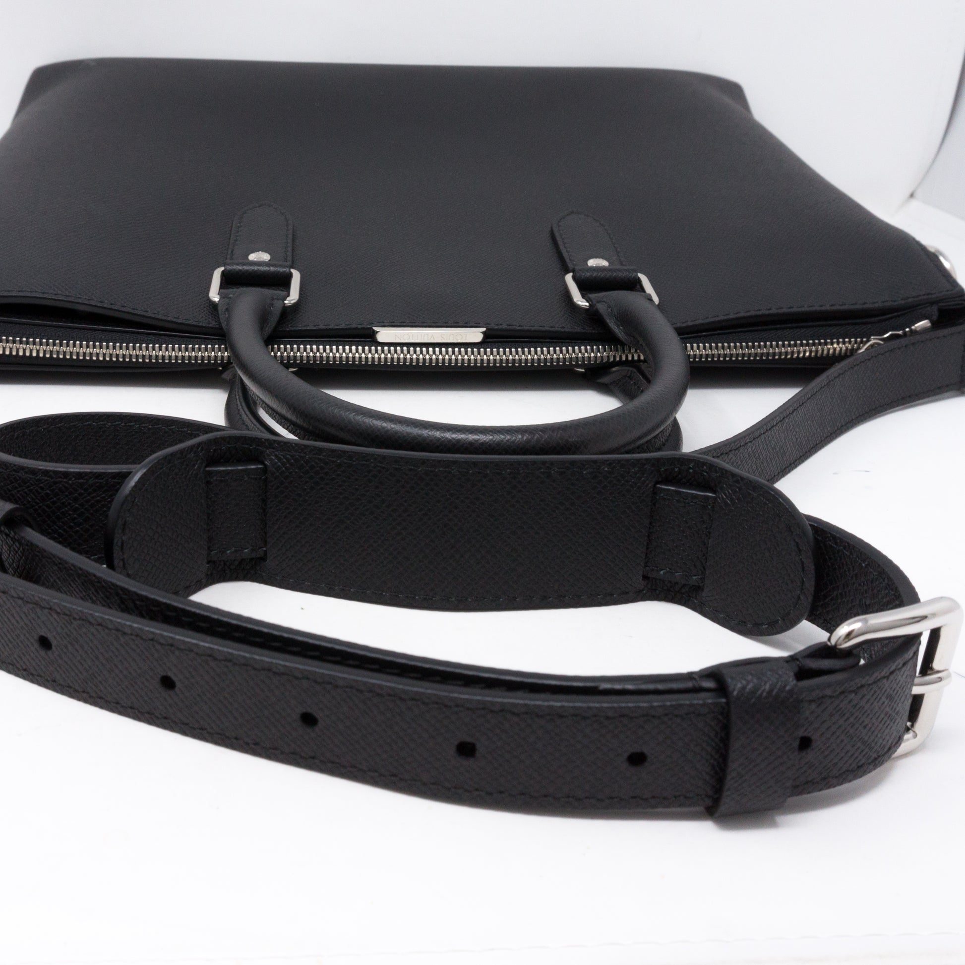 Louis Vuitton Taïga Anton Soft Briefcase - Black Messenger Bags, Bags -  LOU748184